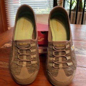 New Skechers Memory Foam relaxed  fir Ladies size 7, gray in color.